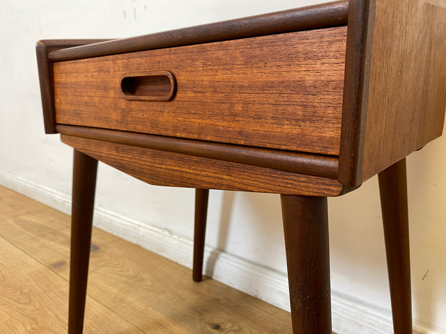 WMK I Stilvolles skandinavisches Mid-Century Schränkchen in Teakholz mit Schublade & formschönem Holzgriff I Kommode Nacht Tisch Schrank Beistelltisch Ablage Danish Design Vintage Berlin Bremen Aachen