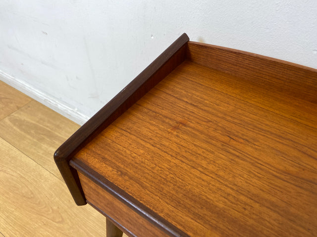 WMK I Stilvolles skandinavisches Mid-Century Schränkchen in Teakholz mit Schublade & formschönem Holzgriff I Kommode Nacht Tisch Schrank Beistelltisch Ablage Danish Design Vintage Berlin Bremen Aachen