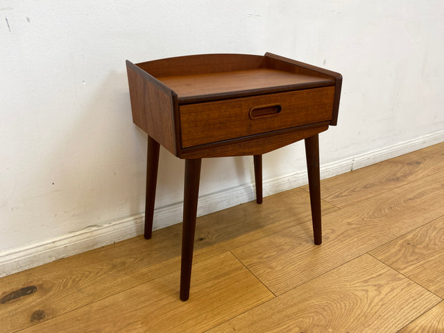 WMK I Stilvolles skandinavisches Mid-Century Schränkchen in Teakholz mit Schublade & formschönem Holzgriff I Kommode Nacht Tisch Schrank Beistelltisch Ablage Danish Design Vintage Berlin Bremen Aachen