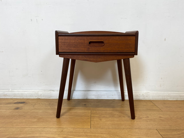 WMK I Stilvolles skandinavisches Mid-Century Schränkchen in Teakholz mit Schublade & formschönem Holzgriff I Kommode Nacht Tisch Schrank Beistelltisch Ablage Danish Design Vintage Berlin Bremen Aachen