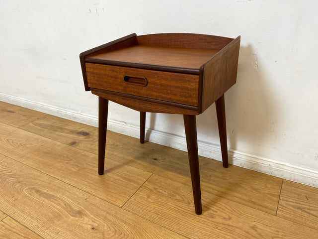 WMK I Stilvolles skandinavisches Mid-Century Schränkchen in Teakholz mit Schublade & formschönem Holzgriff I Kommode Nacht Tisch Schrank Beistelltisch Ablage Danish Design Vintage Berlin Bremen Aachen