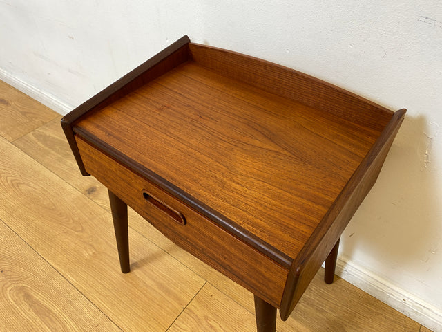 WMK I Stilvolles skandinavisches Mid-Century Schränkchen in Teakholz mit Schublade & formschönem Holzgriff I Kommode Nacht Tisch Schrank Beistelltisch Ablage Danish Design Vintage Berlin Bremen Aachen