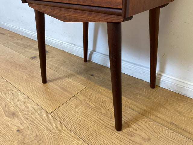 WMK I Stilvolles skandinavisches Mid-Century Schränkchen in Teakholz mit Schublade & formschönem Holzgriff I Kommode Nacht Tisch Schrank Beistelltisch Ablage Danish Design Vintage Berlin Bremen Aachen