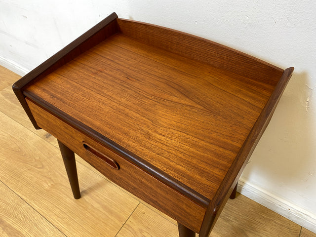 WMK I Stilvolles skandinavisches Mid-Century Schränkchen in Teakholz mit Schublade & formschönem Holzgriff I Kommode Nacht Tisch Schrank Beistelltisch Ablage Danish Design Vintage Berlin Bremen Aachen