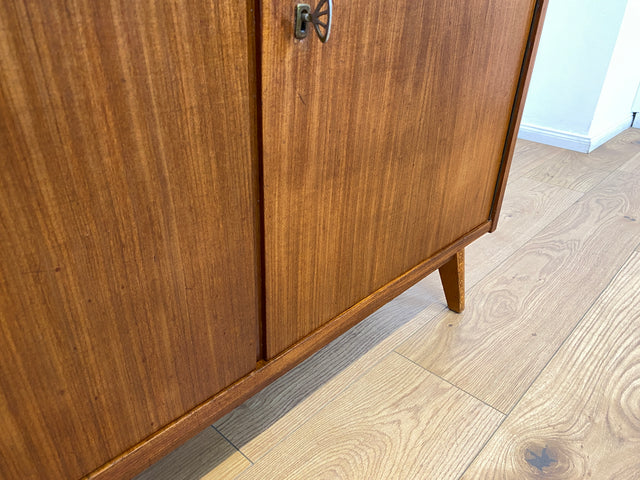 WMK # Stilvoller und sehr gut erhaltener Mid-Century Schreibschrank aus vollem Holz mit Regal und konischen Füßen, DDR, 1963 # Schrank Highboard Sekretär Barschrank Bar Kommode Sideboard Vintage 60er