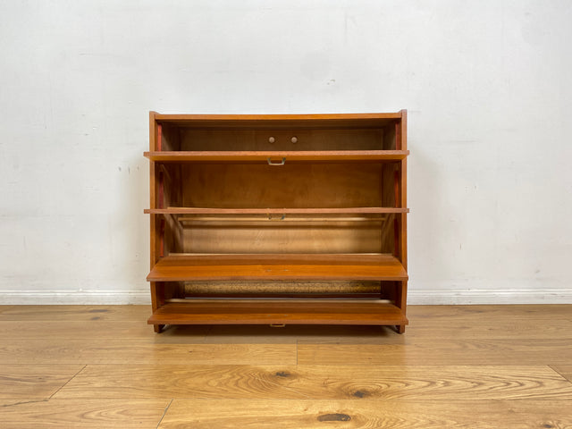 WMK I Schöner und gut erhaltener Mid-Century Schuhschrank mit 4 aufklappbaren Fächern und Messinggriffen I Schuhregal Schuhkommode Flurschrank Flurkommode Kommode Retro Vintage 60er 70er Berlin Bremen