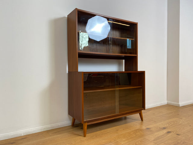WMK # Hübsche & vielfach einsetzbare Mid-Century Vitrine aus 1964, Vollholz mir Glasschiebetüren # Highboard Wohnzimmerschrank Glasvitrine Büchervitrine Bücherschrank Geschirrschrank Vintage DDR Retro