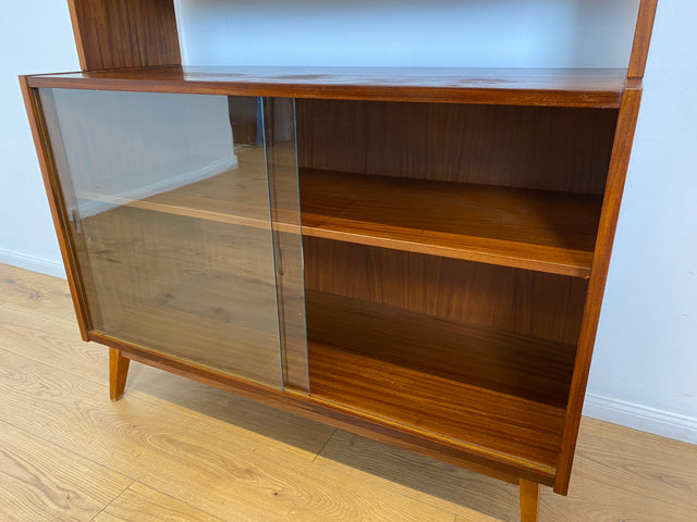 WMK # Hübsche & vielfach einsetzbare Mid-Century Vitrine aus 1964, Vollholz mir Glasschiebetüren # Highboard Wohnzimmerschrank Glasvitrine Büchervitrine Bücherschrank Geschirrschrank Vintage DDR Retro