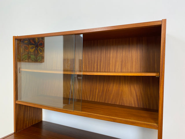 WMK # Hübsche & vielfach einsetzbare Mid-Century Vitrine aus 1964, Vollholz mir Glasschiebetüren # Highboard Wohnzimmerschrank Glasvitrine Büchervitrine Bücherschrank Geschirrschrank Vintage DDR Retro
