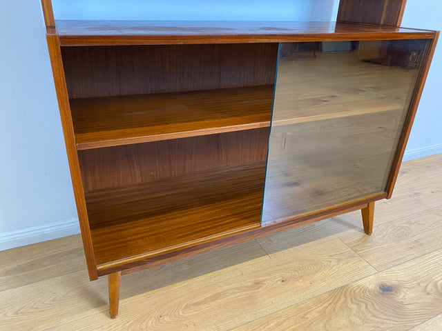WMK # Hübsche & vielfach einsetzbare Mid-Century Vitrine aus 1964, Vollholz mir Glasschiebetüren # Highboard Wohnzimmerschrank Glasvitrine Büchervitrine Bücherschrank Geschirrschrank Vintage DDR Retro