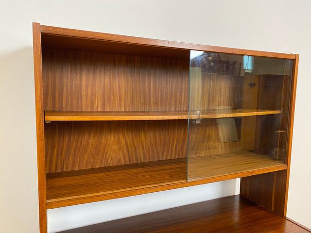 WMK # Hübsche & vielfach einsetzbare Mid-Century Vitrine aus 1964, Vollholz mir Glasschiebetüren # Highboard Wohnzimmerschrank Glasvitrine Büchervitrine Bücherschrank Geschirrschrank Vintage DDR Retro