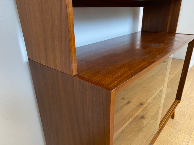WMK # Hübsche & vielfach einsetzbare Mid-Century Vitrine aus 1964, Vollholz mir Glasschiebetüren # Highboard Wohnzimmerschrank Glasvitrine Büchervitrine Bücherschrank Geschirrschrank Vintage DDR Retro