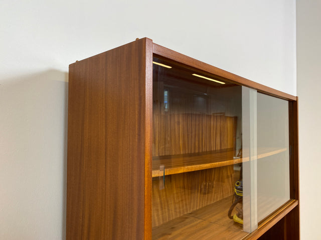 WMK # Hübsche & vielfach einsetzbare Mid-Century Vitrine aus 1964, Vollholz mir Glasschiebetüren # Highboard Wohnzimmerschrank Glasvitrine Büchervitrine Bücherschrank Geschirrschrank Vintage DDR Retro
