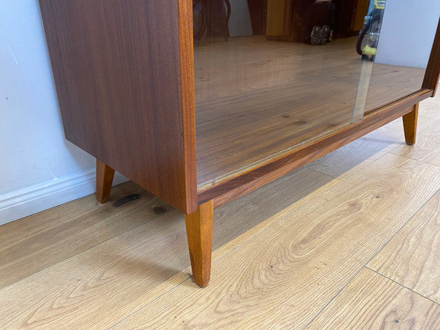 WMK # Hübsche & vielfach einsetzbare Mid-Century Vitrine aus 1964, Vollholz mir Glasschiebetüren # Highboard Wohnzimmerschrank Glasvitrine Büchervitrine Bücherschrank Geschirrschrank Vintage DDR Retro