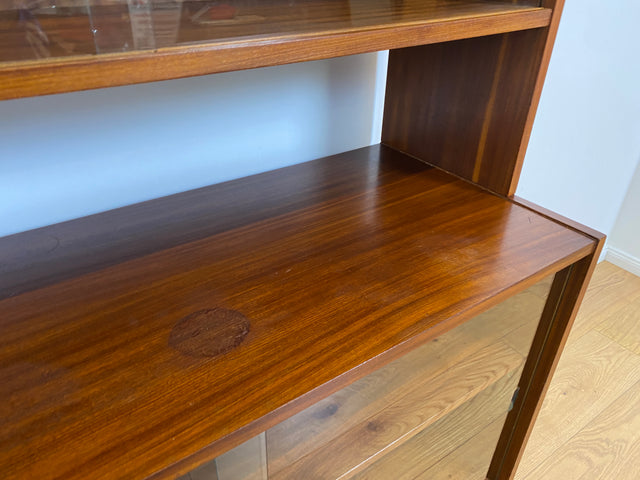 WMK # Hübsche & vielfach einsetzbare Mid-Century Vitrine aus 1964, Vollholz mir Glasschiebetüren # Highboard Wohnzimmerschrank Glasvitrine Büchervitrine Bücherschrank Geschirrschrank Vintage DDR Retro