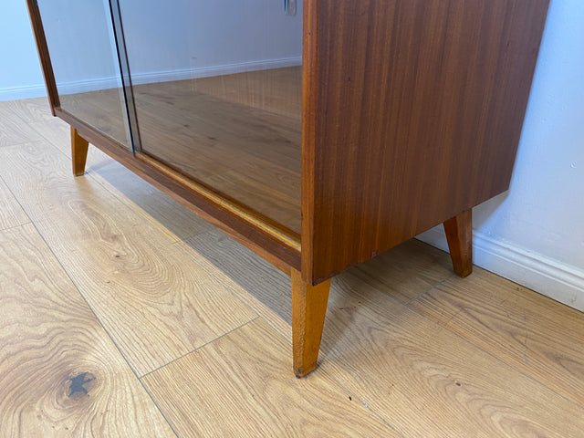 WMK # Hübsche & vielfach einsetzbare Mid-Century Vitrine aus 1964, Vollholz mir Glasschiebetüren # Highboard Wohnzimmerschrank Glasvitrine Büchervitrine Bücherschrank Geschirrschrank Vintage DDR Retro