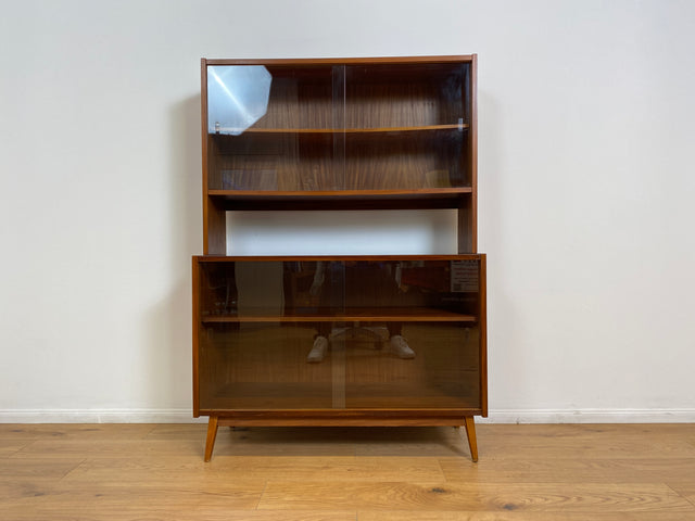 WMK # Hübsche & vielfach einsetzbare Mid-Century Vitrine aus 1964, Vollholz mir Glasschiebetüren # Highboard Wohnzimmerschrank Glasvitrine Büchervitrine Bücherschrank Geschirrschrank Vintage DDR Retro
