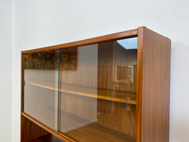 WMK # Hübsche & vielfach einsetzbare Mid-Century Vitrine aus 1964, Vollholz mir Glasschiebetüren # Highboard Wohnzimmerschrank Glasvitrine Büchervitrine Bücherschrank Geschirrschrank Vintage DDR Retro