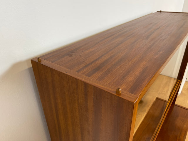 WMK # Hübsche & vielfach einsetzbare Mid-Century Vitrine aus 1964, Vollholz mir Glasschiebetüren # Highboard Wohnzimmerschrank Glasvitrine Büchervitrine Bücherschrank Geschirrschrank Vintage DDR Retro