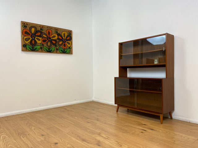 WMK # Hübsche & vielfach einsetzbare Mid-Century Vitrine aus 1964, Vollholz mir Glasschiebetüren # Highboard Wohnzimmerschrank Glasvitrine Büchervitrine Bücherschrank Geschirrschrank Vintage DDR Retro