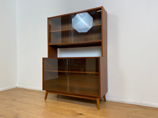 WMK # Hübsche & vielfach einsetzbare Mid-Century Vitrine aus 1964, Vollholz mir Glasschiebetüren # Highboard Wohnzimmerschrank Glasvitrine Büchervitrine Bücherschrank Geschirrschrank Vintage DDR Retro