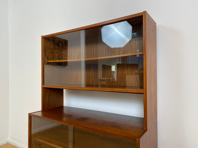 WMK # Hübsche & vielfach einsetzbare Mid-Century Vitrine aus 1964, Vollholz mir Glasschiebetüren # Highboard Wohnzimmerschrank Glasvitrine Büchervitrine Bücherschrank Geschirrschrank Vintage DDR Retro