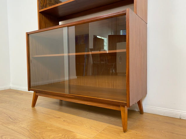 WMK # Hübsche & vielfach einsetzbare Mid-Century Vitrine aus 1964, Vollholz mir Glasschiebetüren # Highboard Wohnzimmerschrank Glasvitrine Büchervitrine Bücherschrank Geschirrschrank Vintage DDR Retro