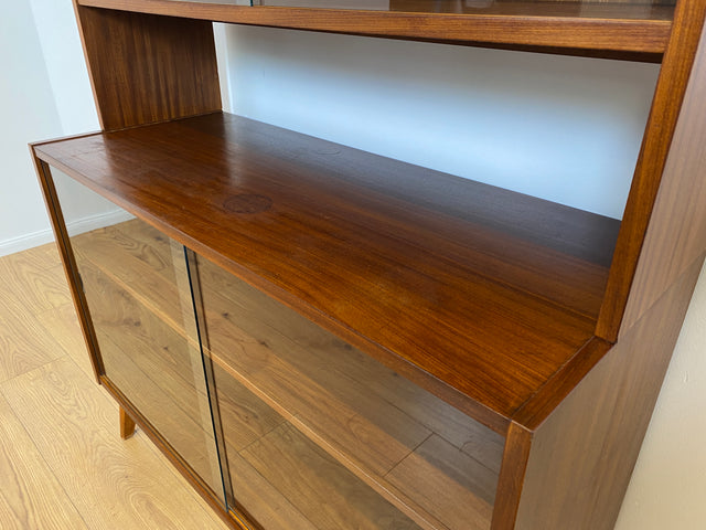 WMK # Hübsche & vielfach einsetzbare Mid-Century Vitrine aus 1964, Vollholz mir Glasschiebetüren # Highboard Wohnzimmerschrank Glasvitrine Büchervitrine Bücherschrank Geschirrschrank Vintage DDR Retro