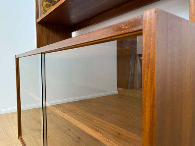 WMK # Hübsche & vielfach einsetzbare Mid-Century Vitrine aus 1964, Vollholz mir Glasschiebetüren # Highboard Wohnzimmerschrank Glasvitrine Büchervitrine Bücherschrank Geschirrschrank Vintage DDR Retro