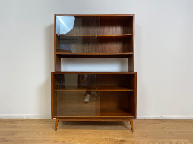WMK # Hübsche & vielfach einsetzbare Mid-Century Vitrine aus 1964, Vollholz mir Glasschiebetüren # Highboard Wohnzimmerschrank Glasvitrine Büchervitrine Bücherschrank Geschirrschrank Vintage DDR Retro