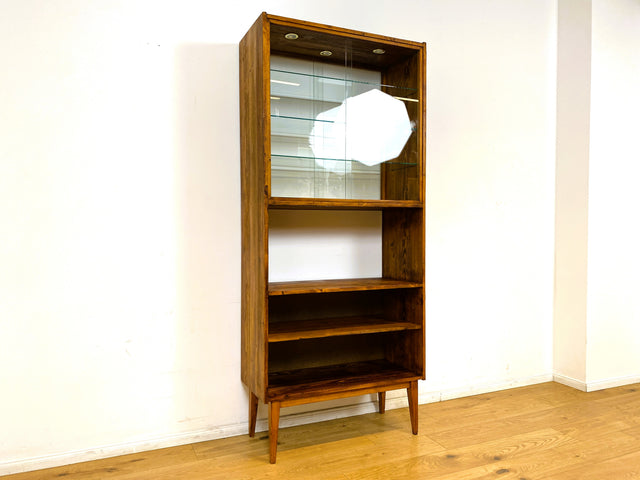 WMK I Außergewöhnliche Mid-Century Vitrine aus Kiefernholz mit Glasböden und Beleuchtung