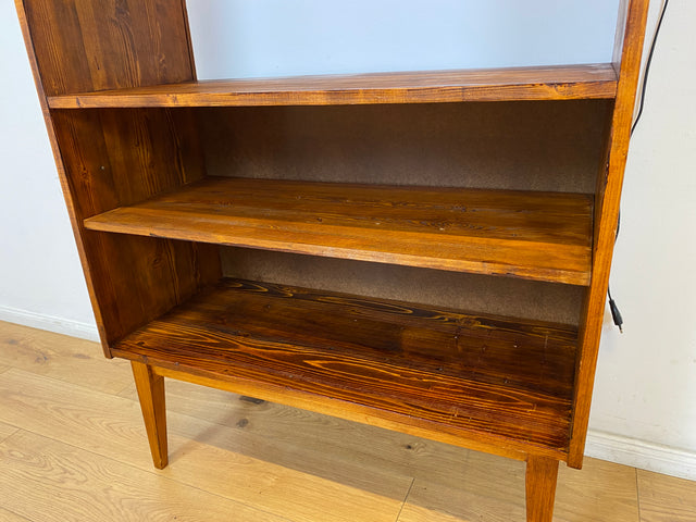 WMK I Außergewöhnliche Mid-Century Vitrine aus Kiefernholz mit Glasböden und Beleuchtung