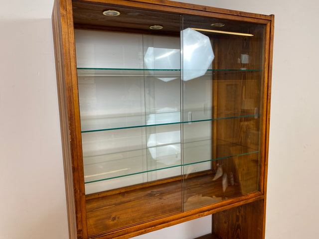 WMK I Außergewöhnliche Mid-Century Vitrine aus Kiefernholz mit Glasböden und Beleuchtung
