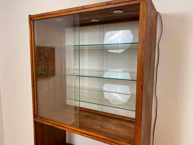 WMK I Außergewöhnliche Mid-Century Vitrine aus Kiefernholz mit Glasböden und Beleuchtung