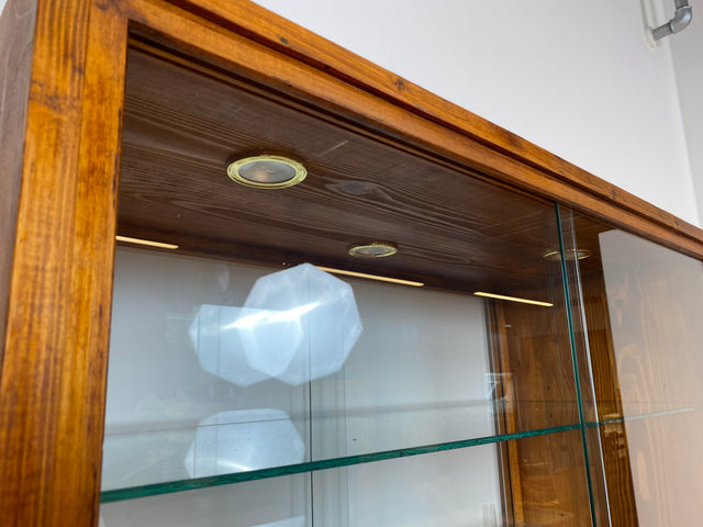 WMK I Außergewöhnliche Mid-Century Vitrine aus Kiefernholz mit Glasböden und Beleuchtung
