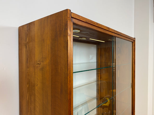 WMK I Außergewöhnliche Mid-Century Vitrine aus Kiefernholz mit Glasböden und Beleuchtung