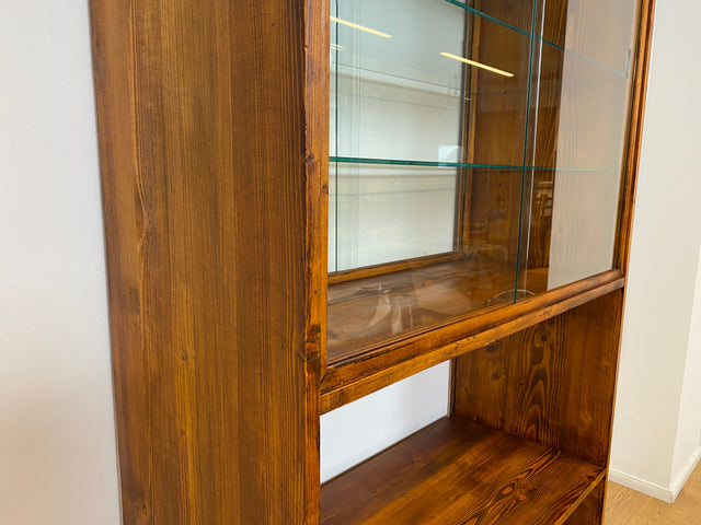 WMK I Außergewöhnliche Mid-Century Vitrine aus Kiefernholz mit Glasböden und Beleuchtung