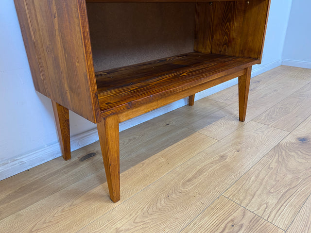 WMK I Außergewöhnliche Mid-Century Vitrine aus Kiefernholz mit Glasböden und Beleuchtung