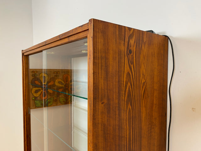 WMK I Außergewöhnliche Mid-Century Vitrine aus Kiefernholz mit Glasböden und Beleuchtung
