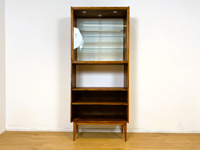 WMK I Außergewöhnliche Mid-Century Vitrine aus Kiefernholz mit Glasböden und Beleuchtung