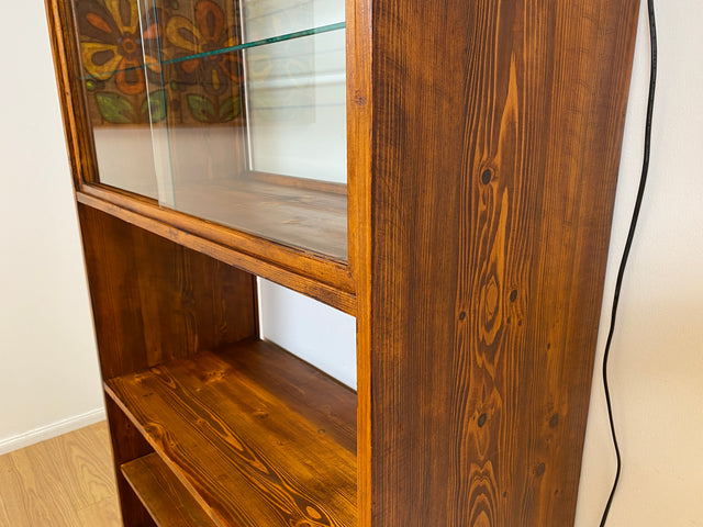 WMK I Außergewöhnliche Mid-Century Vitrine aus Kiefernholz mit Glasböden und Beleuchtung