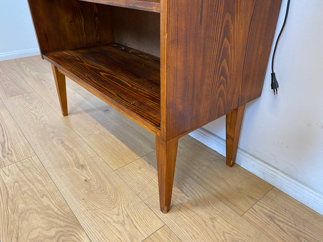 WMK I Außergewöhnliche Mid-Century Vitrine aus Kiefernholz mit Glasböden und Beleuchtung