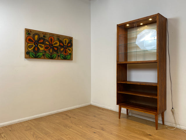 WMK I Außergewöhnliche Mid-Century Vitrine aus Kiefernholz mit Glasböden und Beleuchtung