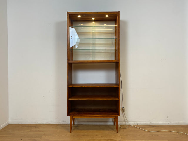 WMK I Außergewöhnliche Mid-Century Vitrine aus Kiefernholz mit Glasböden und Beleuchtung