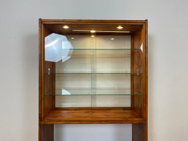 WMK I Außergewöhnliche Mid-Century Vitrine aus Kiefernholz mit Glasböden und Beleuchtung