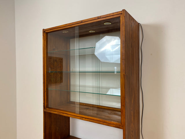 WMK I Außergewöhnliche Mid-Century Vitrine aus Kiefernholz mit Glasböden und Beleuchtung