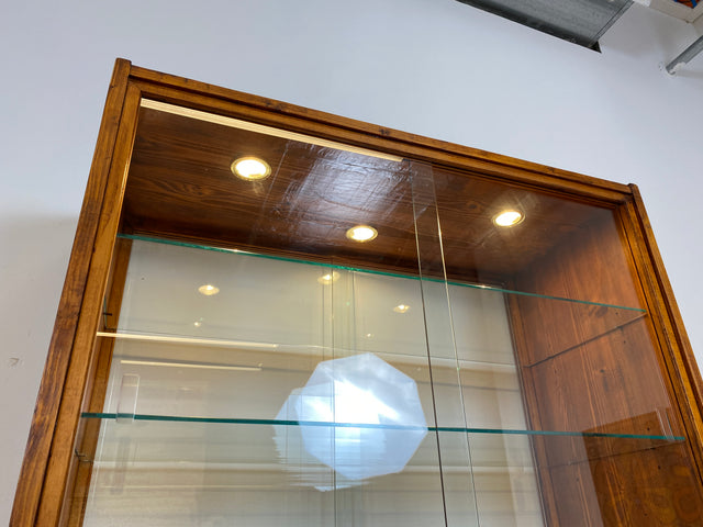 WMK I Außergewöhnliche Mid-Century Vitrine aus Kiefernholz mit Glasböden und Beleuchtung
