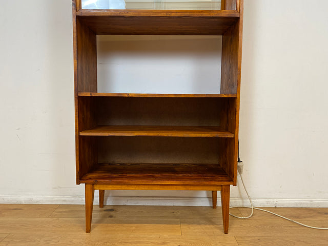 WMK I Außergewöhnliche Mid-Century Vitrine aus Kiefernholz mit Glasböden und Beleuchtung