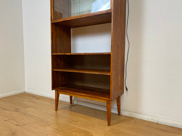 WMK I Außergewöhnliche Mid-Century Vitrine aus Kiefernholz mit Glasböden und Beleuchtung
