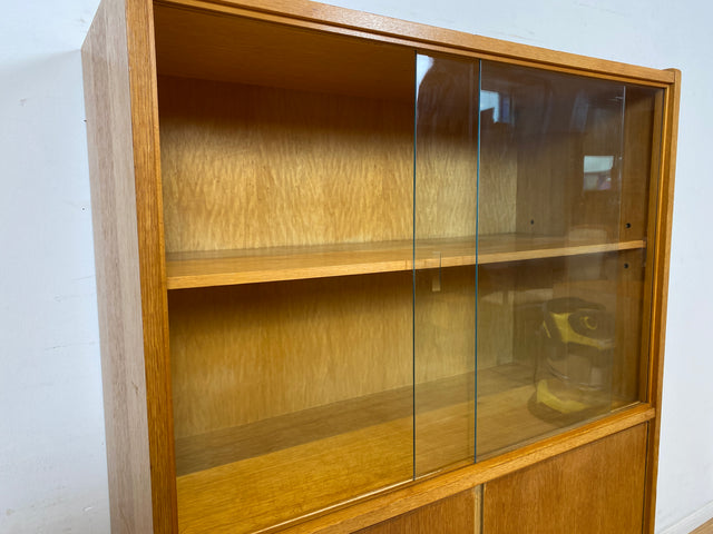 WMK I Raumaufhellende Mid-Century Vitrine aus 1969 in Eiche I Glasvitrine Highboard Schrank Geschirrschrank Bücherschrank Büchervitrine Kommode Sideboard DDR Vintage 60er 70er I Berlin Hamburg Bremen